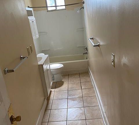 5th image of 900 Swann St