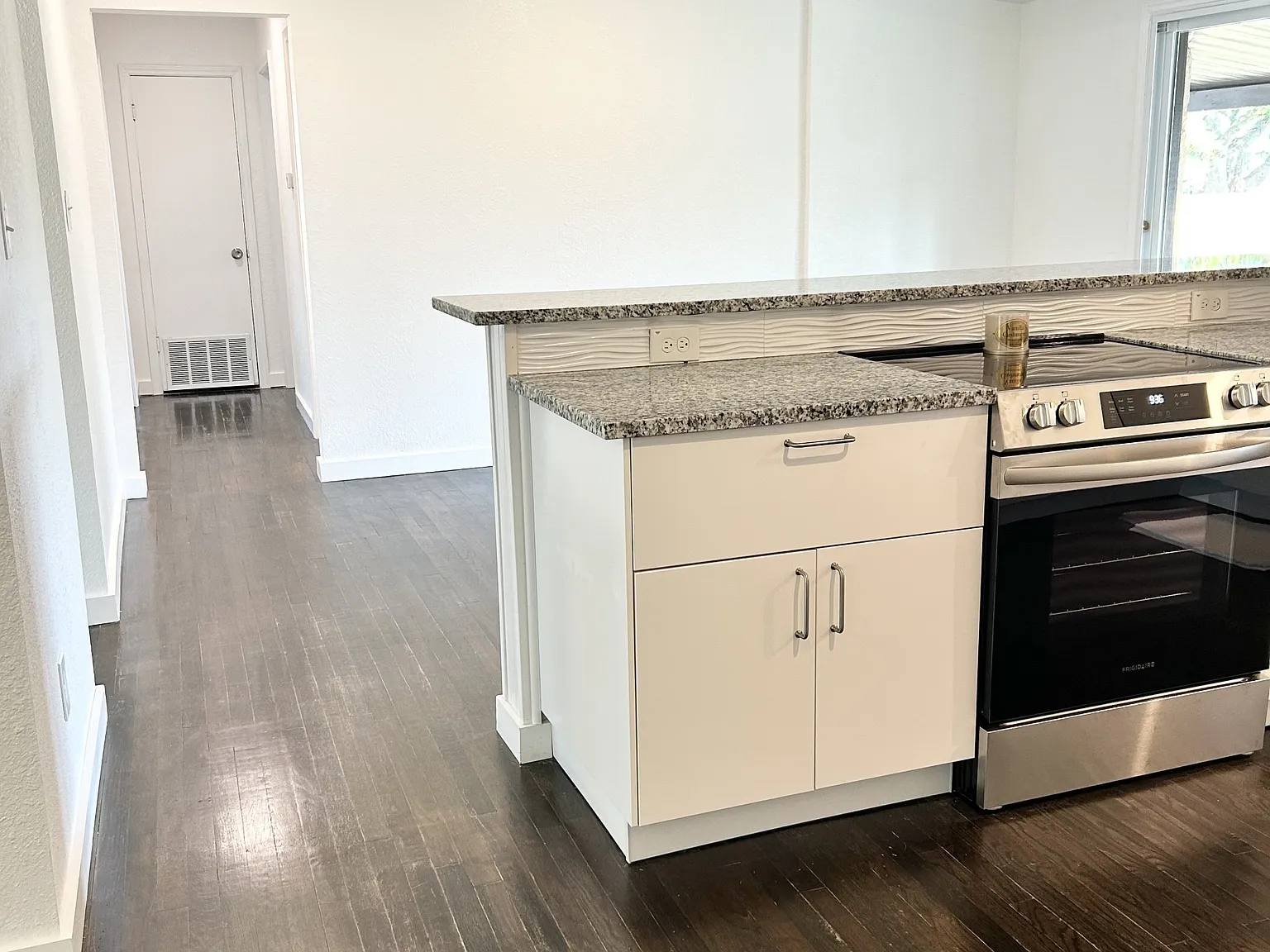 3 bed, 1.5 bath, 1000 sqft, $1,700 — Photo 3