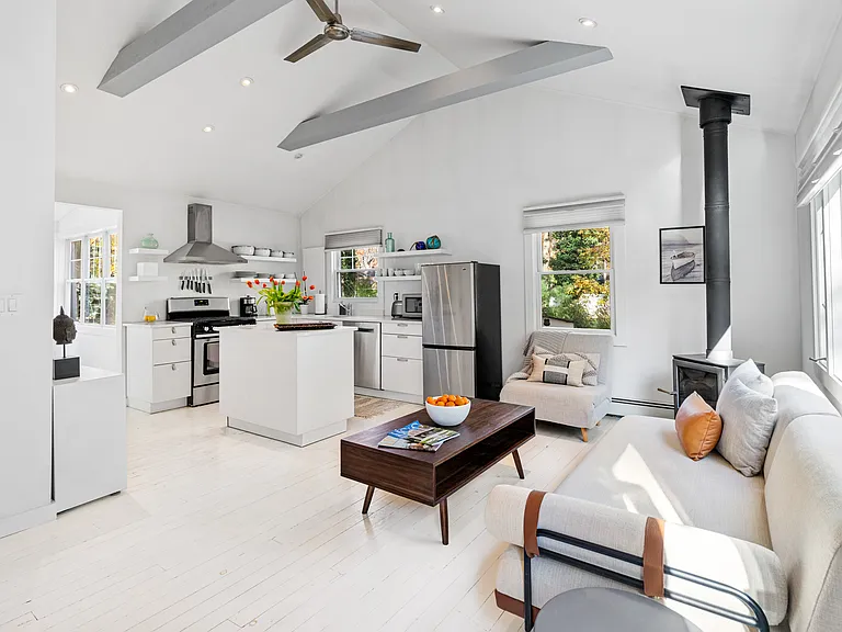 7 Bay Ave — Photo 2