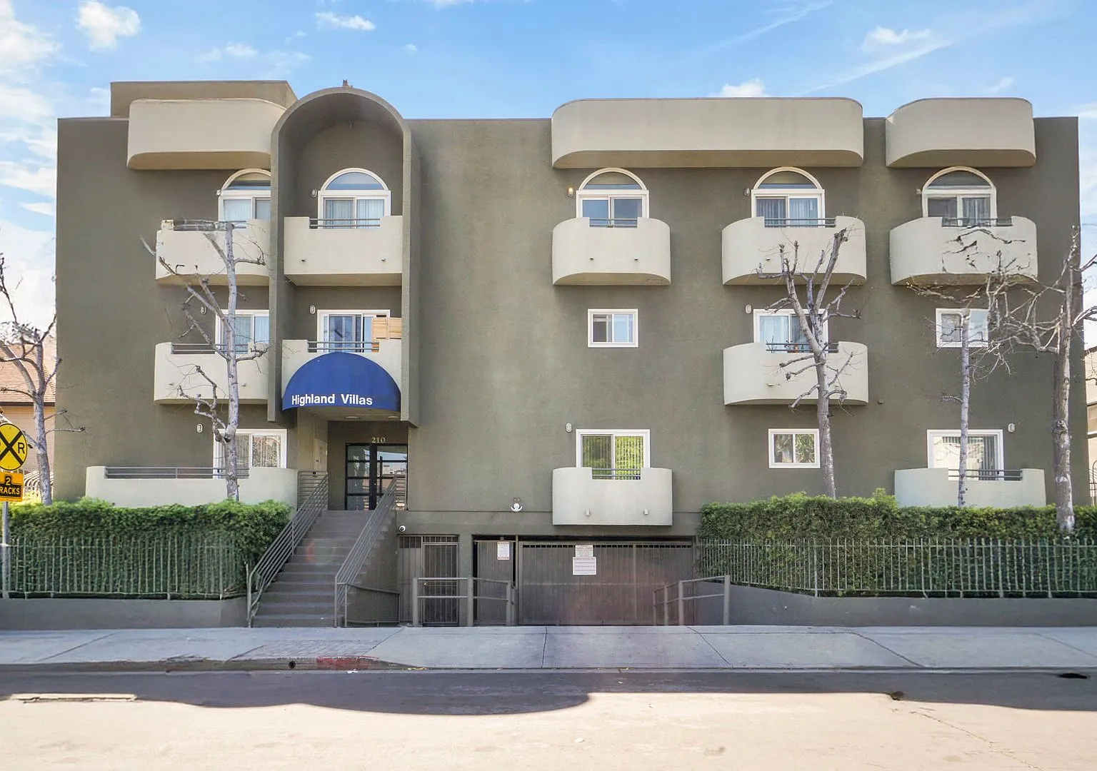Highland Villa Apartments — Photo 2