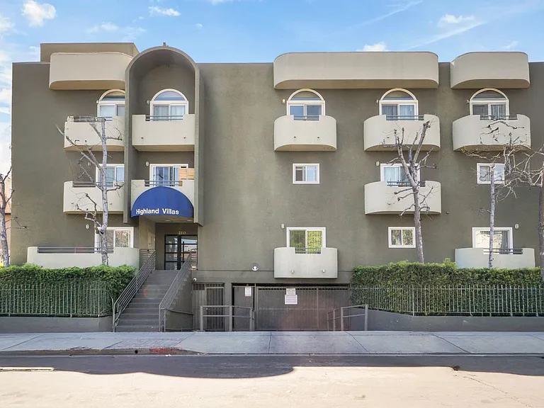Highland Villa Apartments — Photo 16