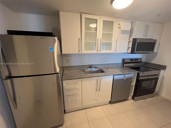3rd image of 275 NE 18th St APT 1807