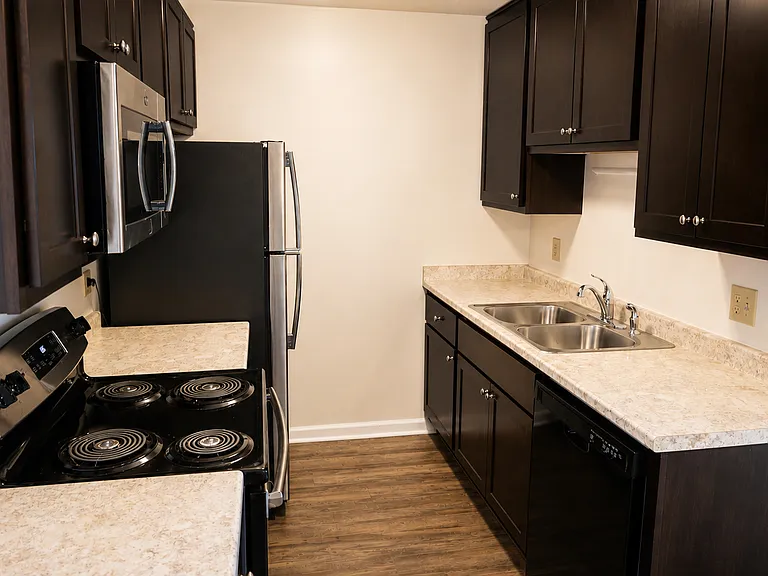Highland Court Apartments — Photo 11