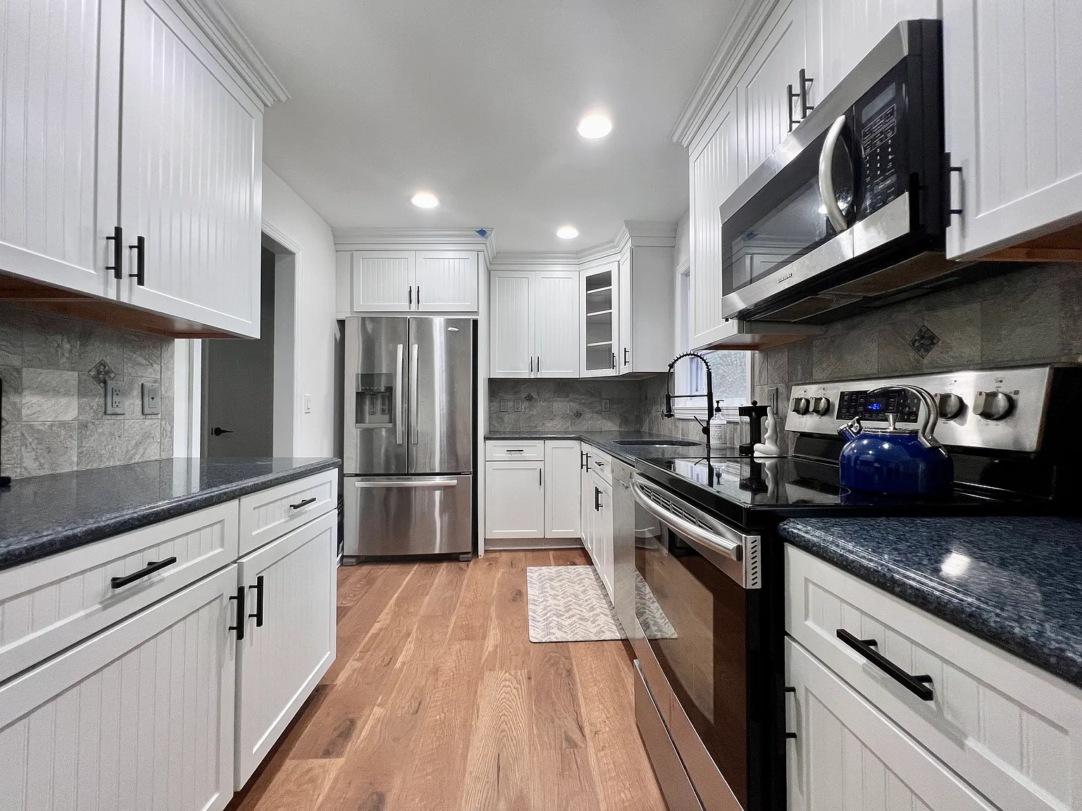 5 bed, 2000 sqft, $5,750 — Photo 2