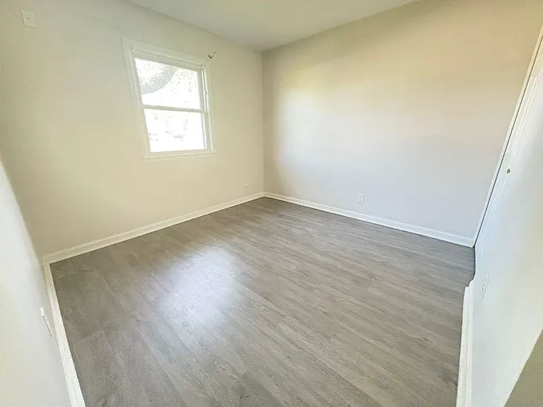 7507 Edenroc Ln — Photo 3