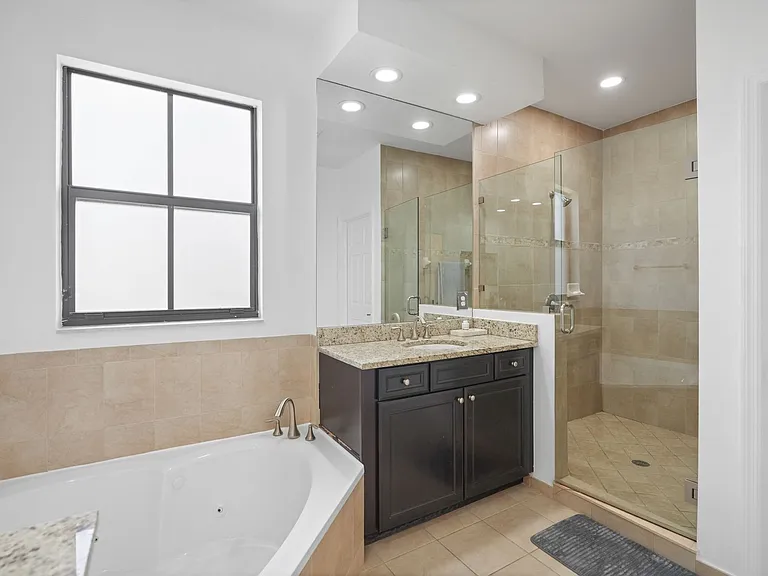 10016 NW 89th Ter — Photo 41