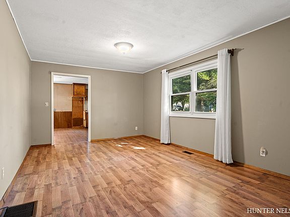 5th image of 215 W Oak St NE