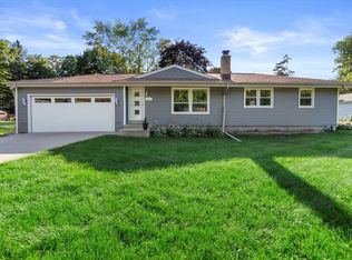 1621 S Woodside Dr, New Berlin, WI 53151