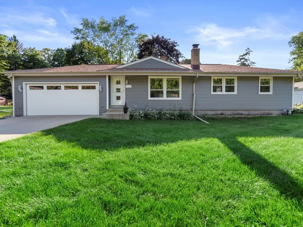 1621 South Woodside DRIVE, New Berlin, WI 53151