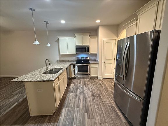 3rd image of 131 Estateside Dr