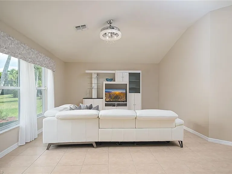 2250 Grove Dr — Photo 5