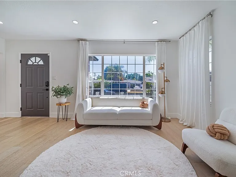 5143 Newcastle Ave — Photo 6