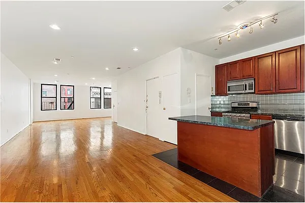 Rented by Reza Namazi, LREB | media 31