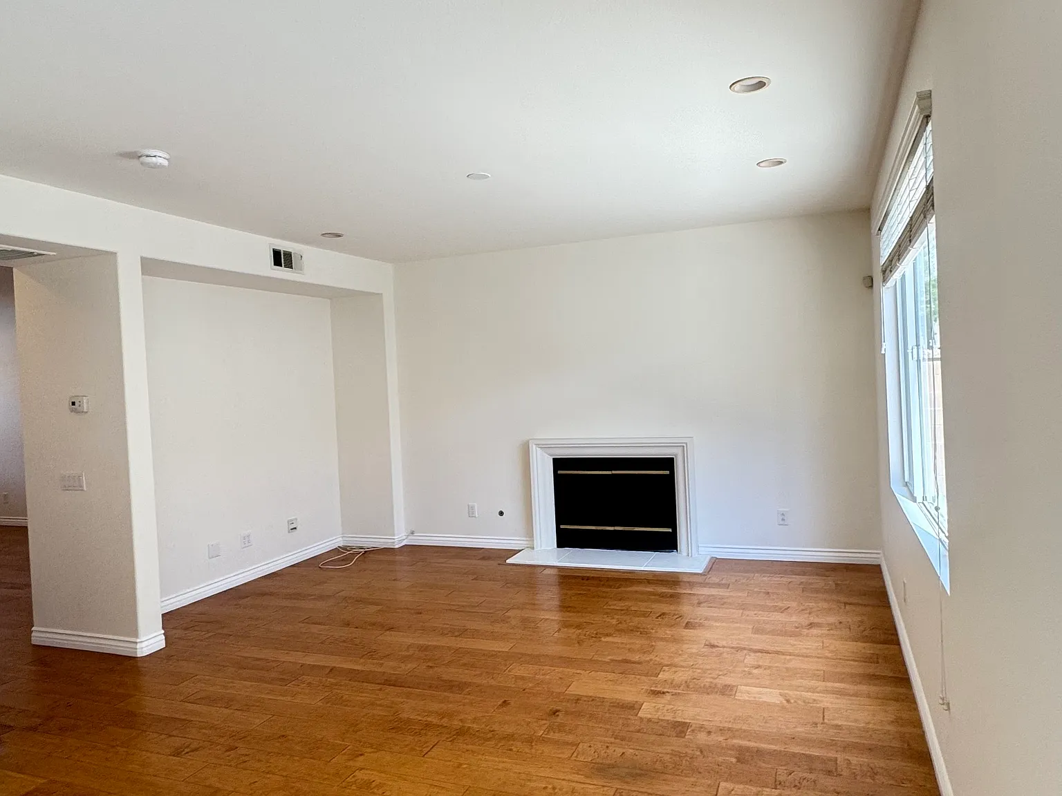 6 bed, 4.5 bath, 3270 sqft, $7,895 — Photo 4