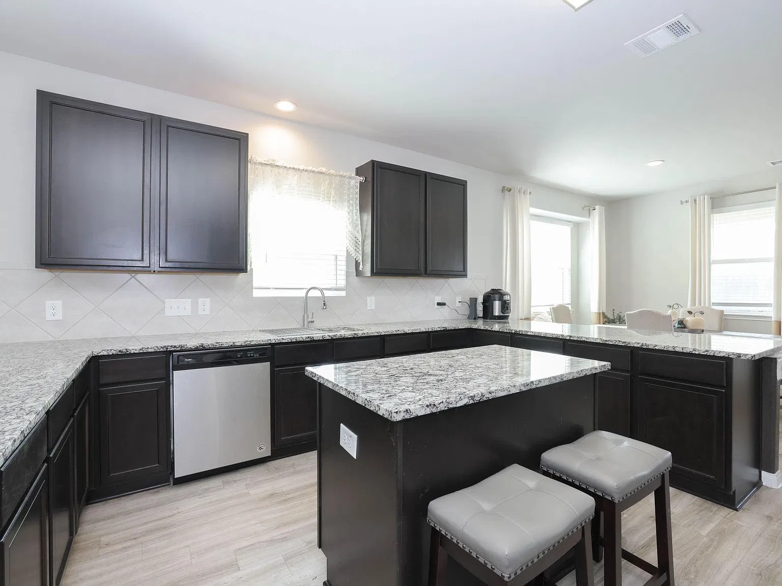 5 bed, 2.5 bath, 2628 sqft, $2,300 — Photo 3