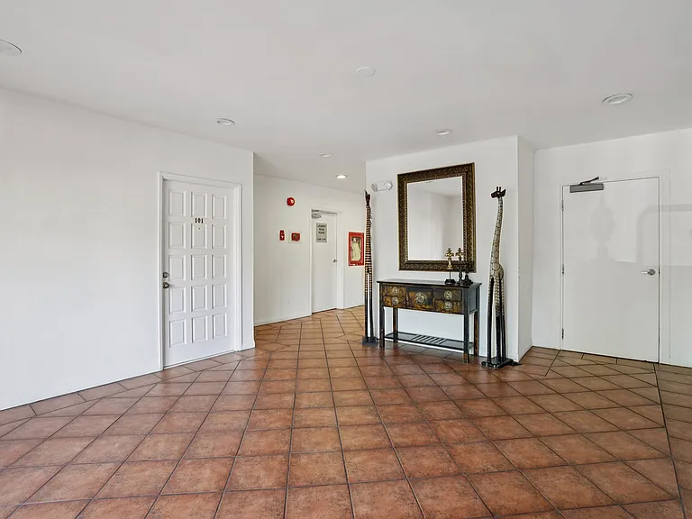 Willis Apartments — Photo 34