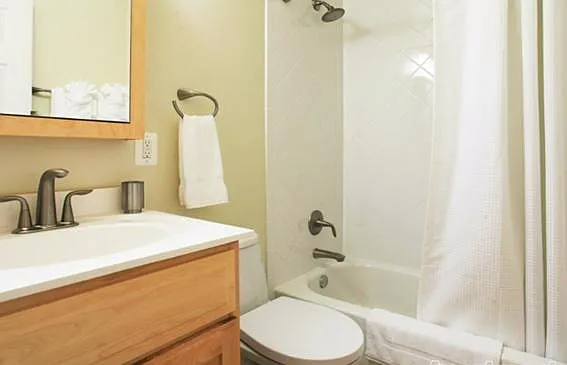 Round Hill Apartments of Chevy Chase — Photo 16