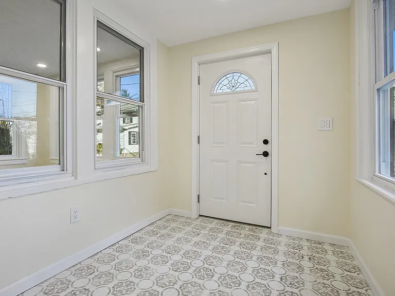 4 Lincoln Pl — Photo 2