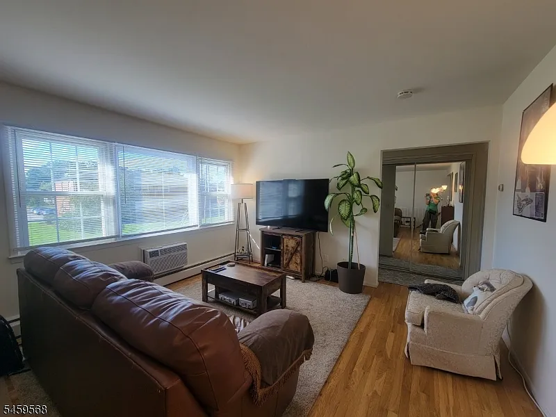 1 bed, 1.0 bath, $2,100 — Photo 4