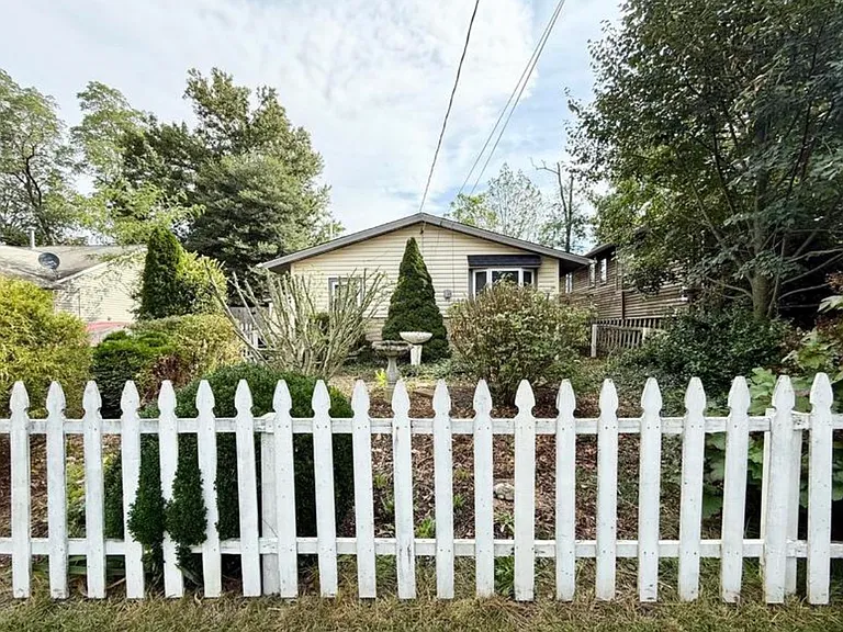 122 Zelus St — Photo 1