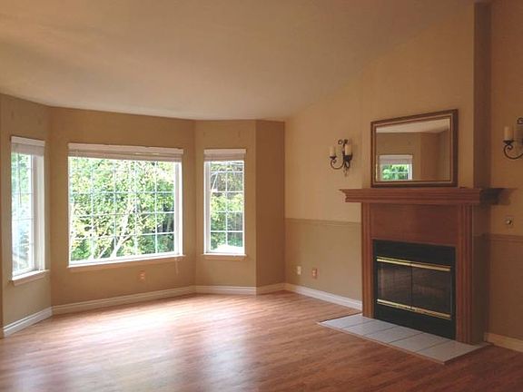 Living room w/ fireplace
