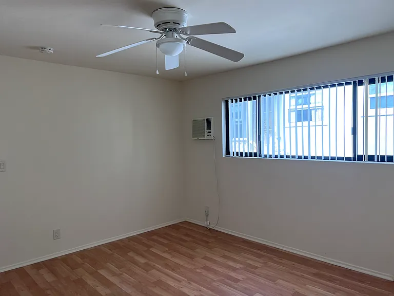 2601 W Victory Blvd #J — Photo 10