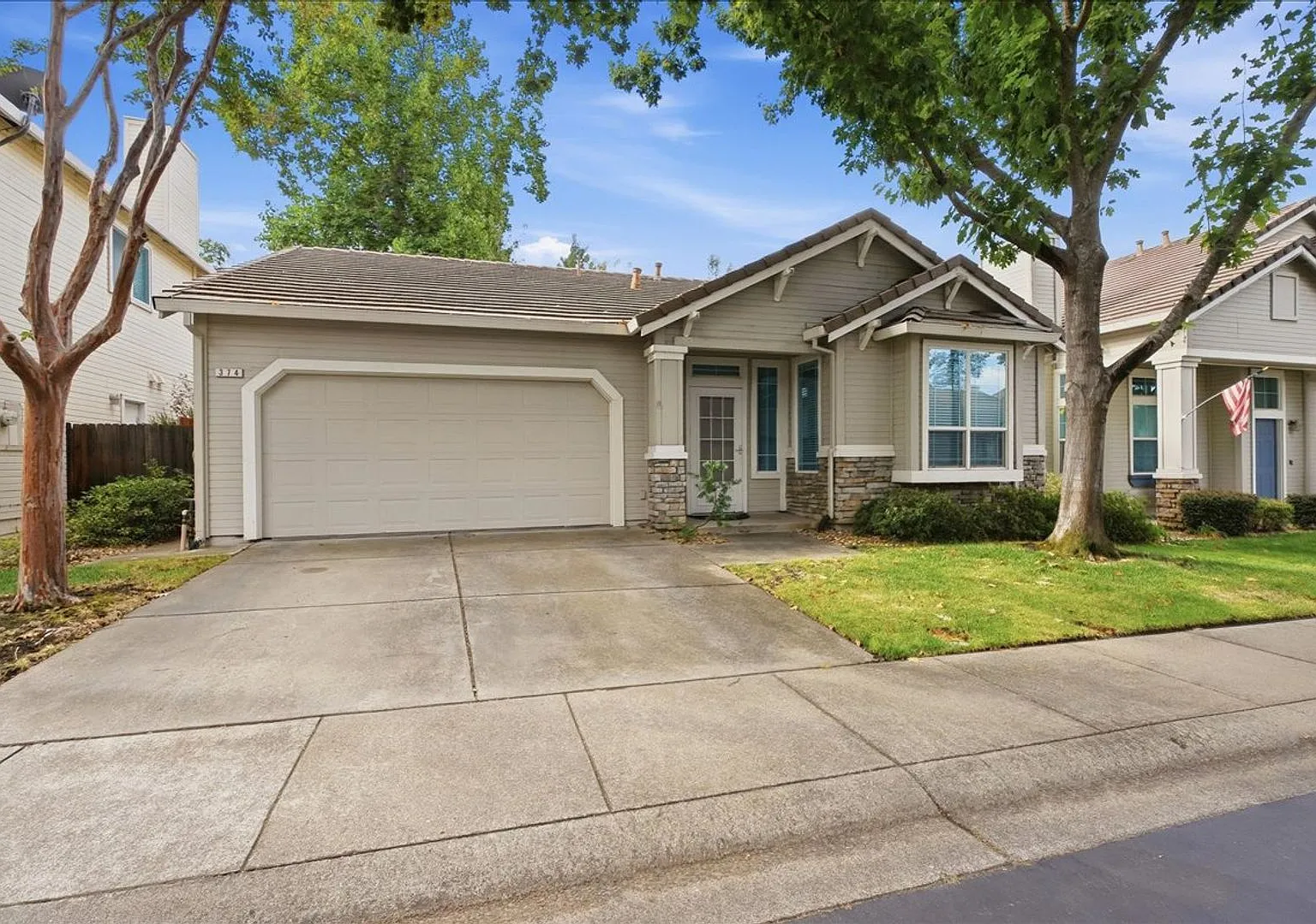 374 Coventry Cir — Photo 2