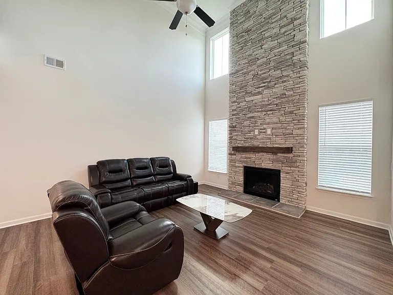 612 Columbus Cir — Photo 4
