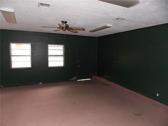 3rd image of 912 Penrod Dr