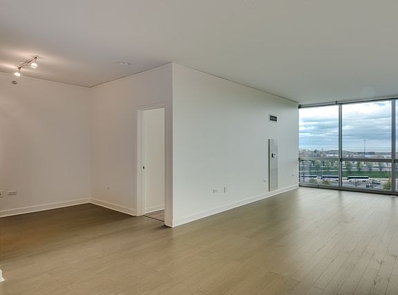 3rd image of 1901 S Calumet Ave #705