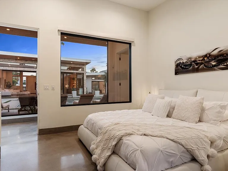 524 E Miraleste Ct — Photo 13