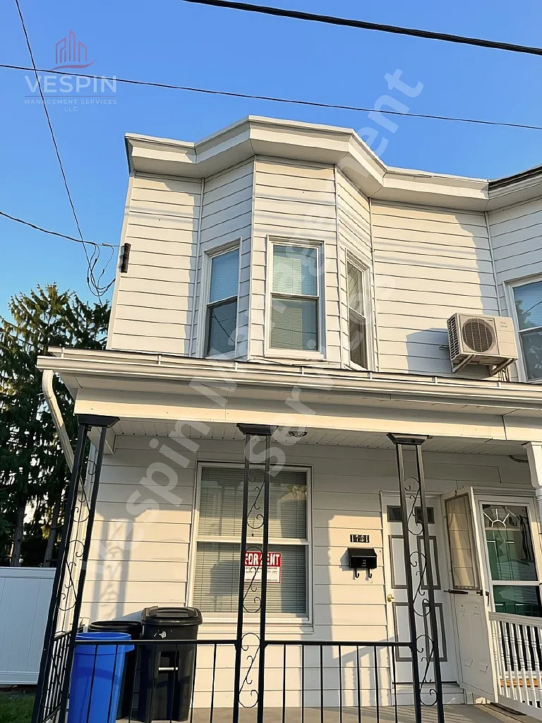 3 bed, 1362 sqft, $1,600 — Photo 2