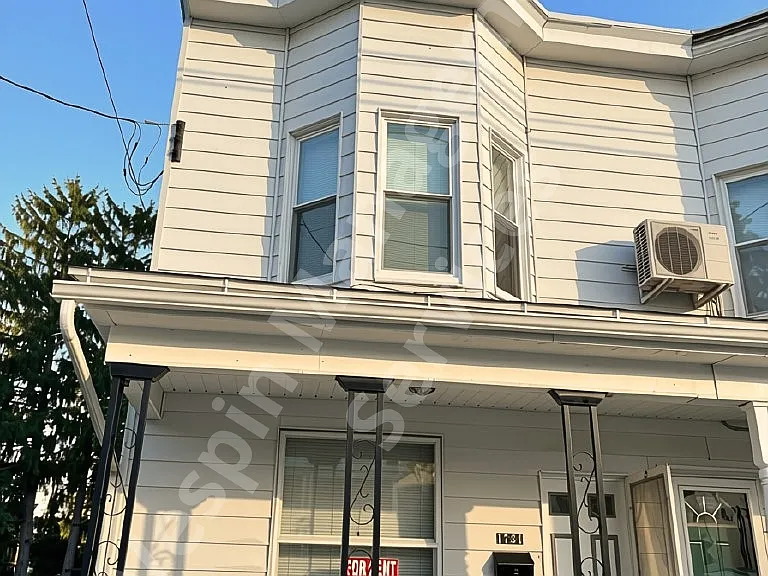 1734 W Norwegian St — Photo 2