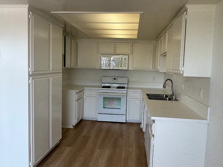 1110 W 10th St #305 — Photo 12