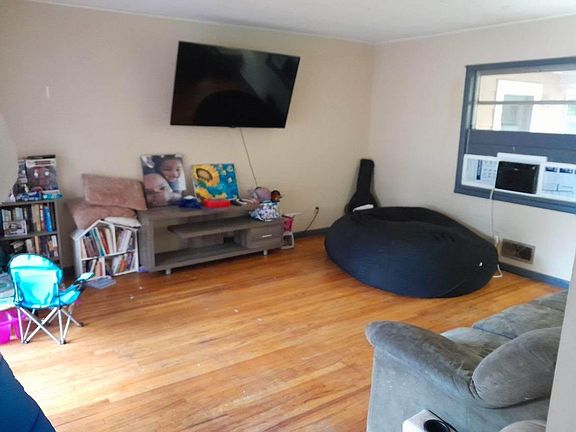 4th image of 3325 Tanglewood Dr #B