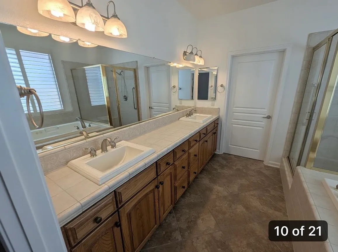 3 bed, 1949 sqft, $2,995 — Photo 4