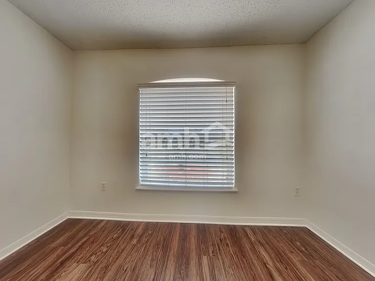 3460 Wentworth Cir W — Photo 14
