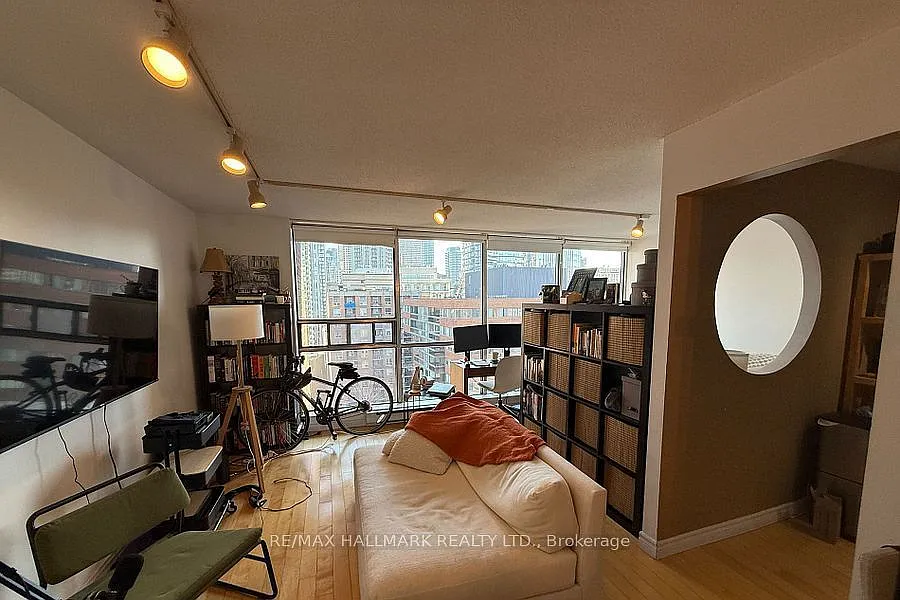 914 Yonge St — Photo 3