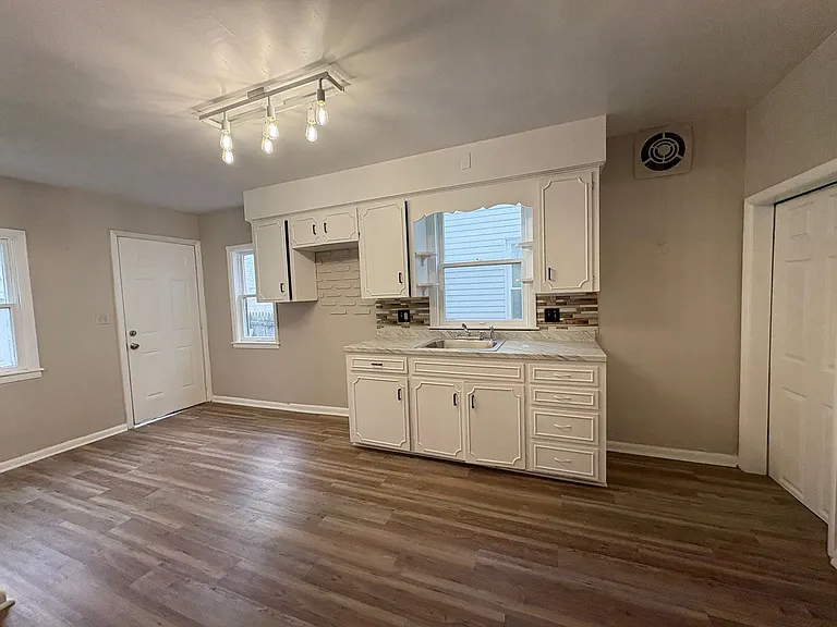 716 Clark St — Photo 4