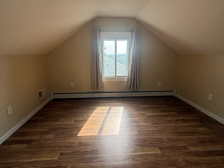 340 Gold St — Photo 7