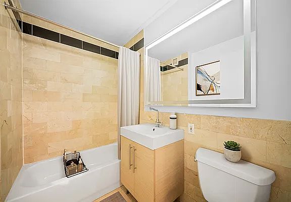 4th image of 1 West St #2299