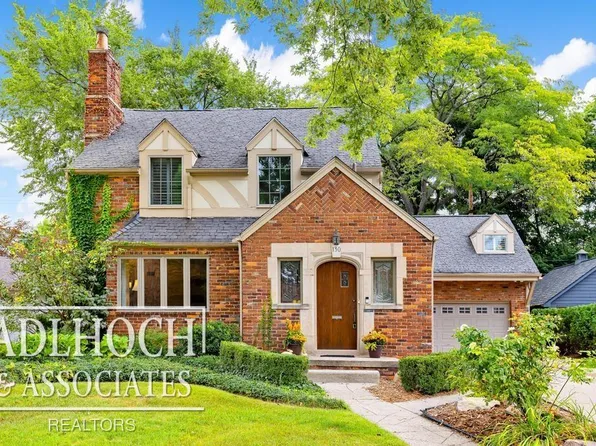 130 Hall Pl, Grosse Pointe Farms, MI 48236