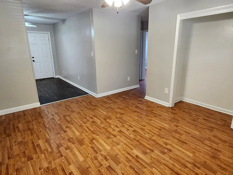904 Sherris Ln — Photo 2