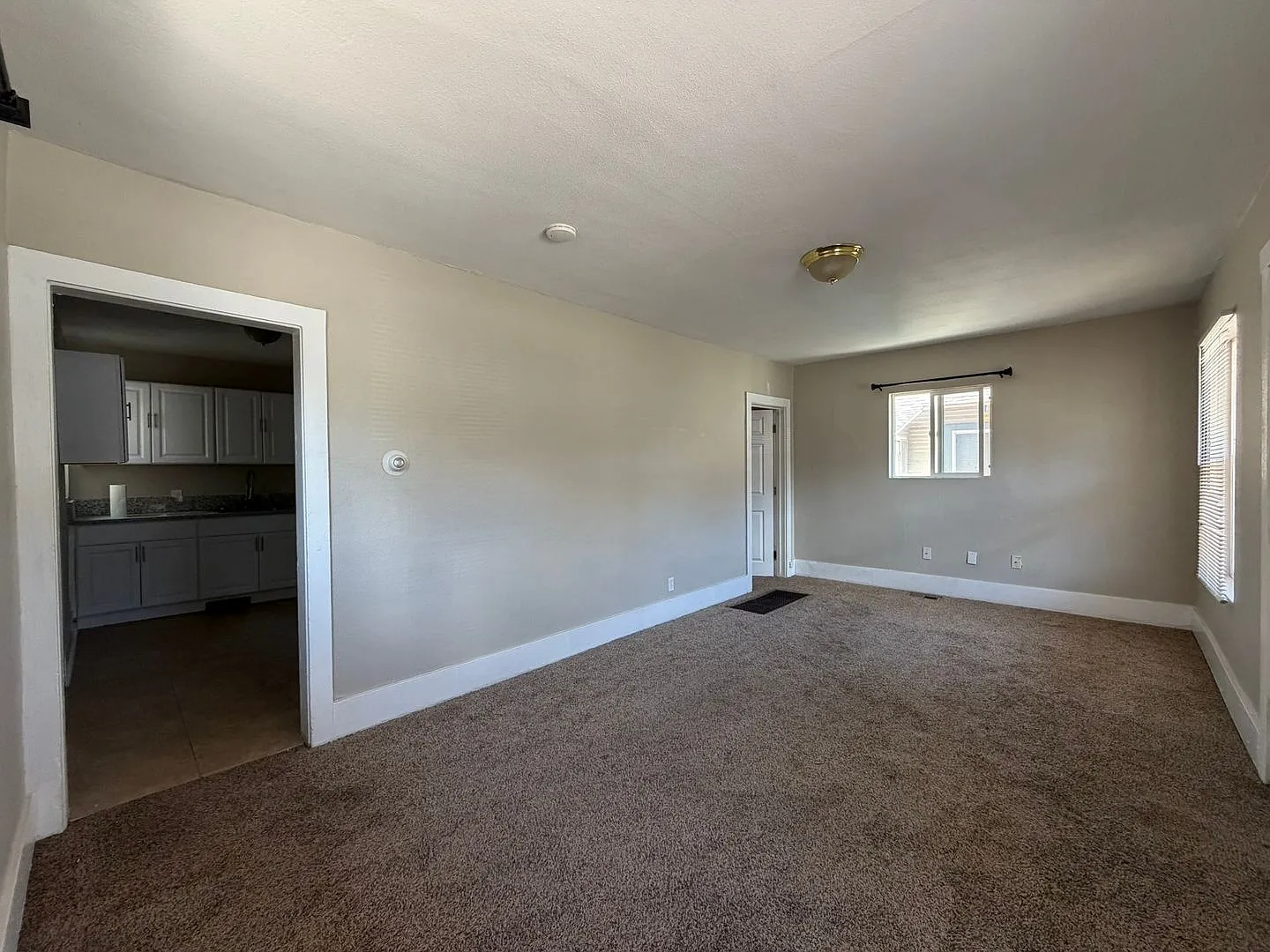 $ 1475.00 Escape Apartment Life! Downtown Cottage with yard! — Photo 3