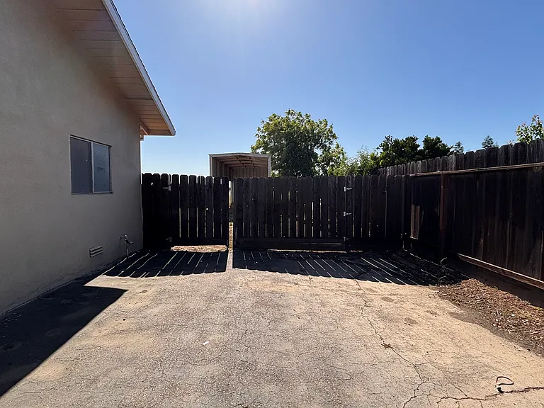 10449 Pioneer Ave — Photo 4