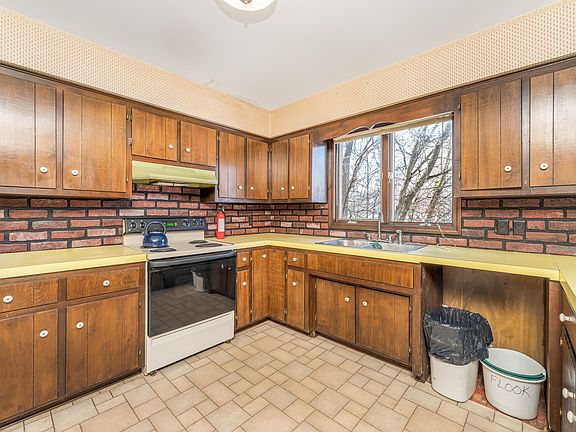 5th image of 10798 Pleasant Lake Rd