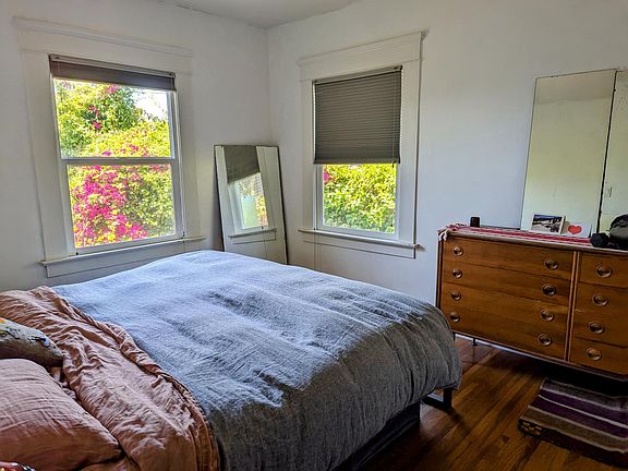 4th image of 2227 Irving Ave