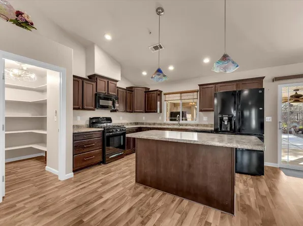 7253 Legacy Ct, Redding, CA 96001