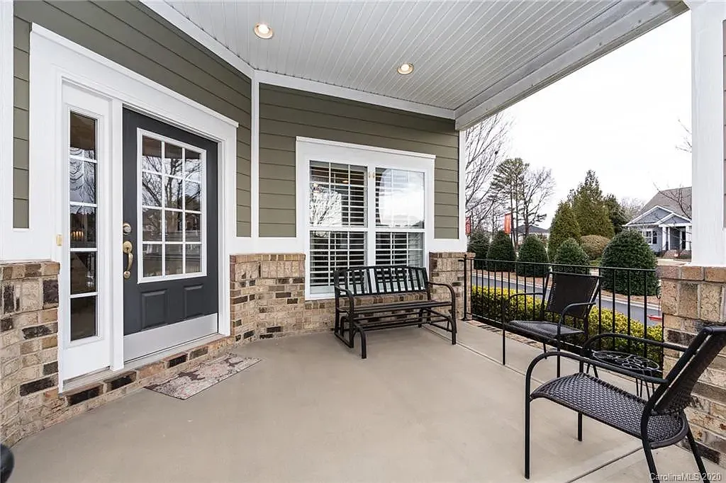 4 bed, 2851 sqft, $2,960 — Photo 2