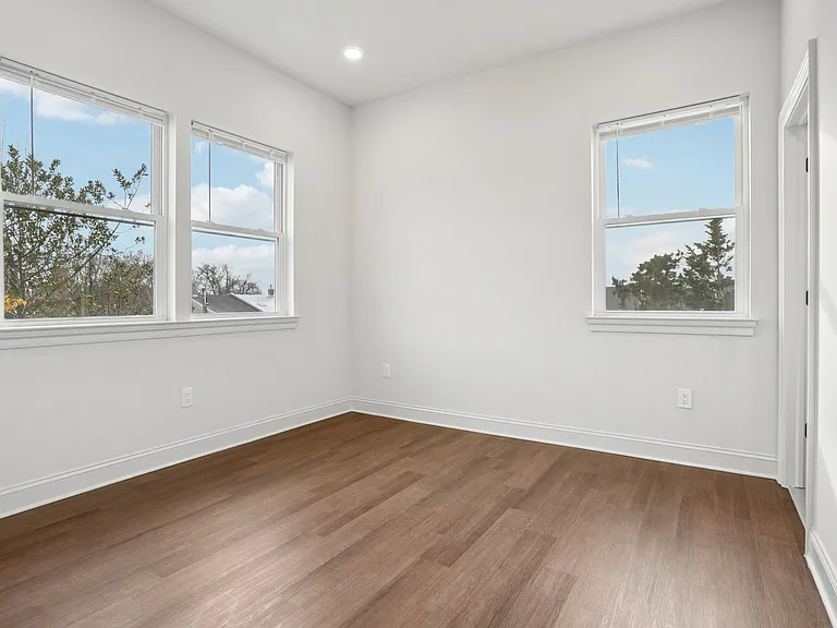 472 Roxborough Ave — Photo 13